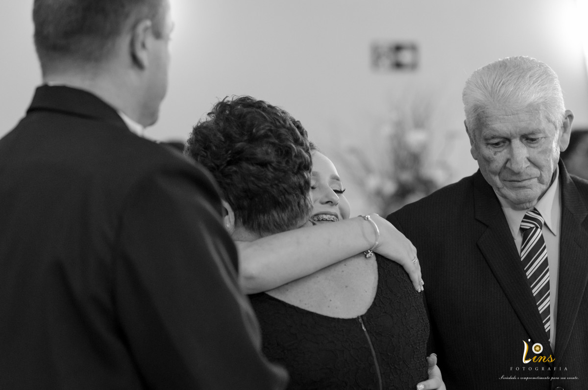 debutante abraçando parentes