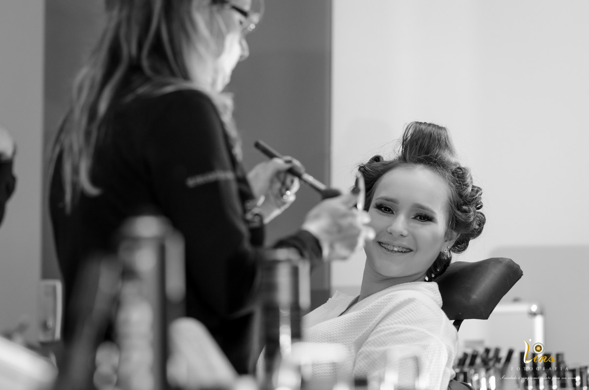 debutante sorrindo para foto no seu making of