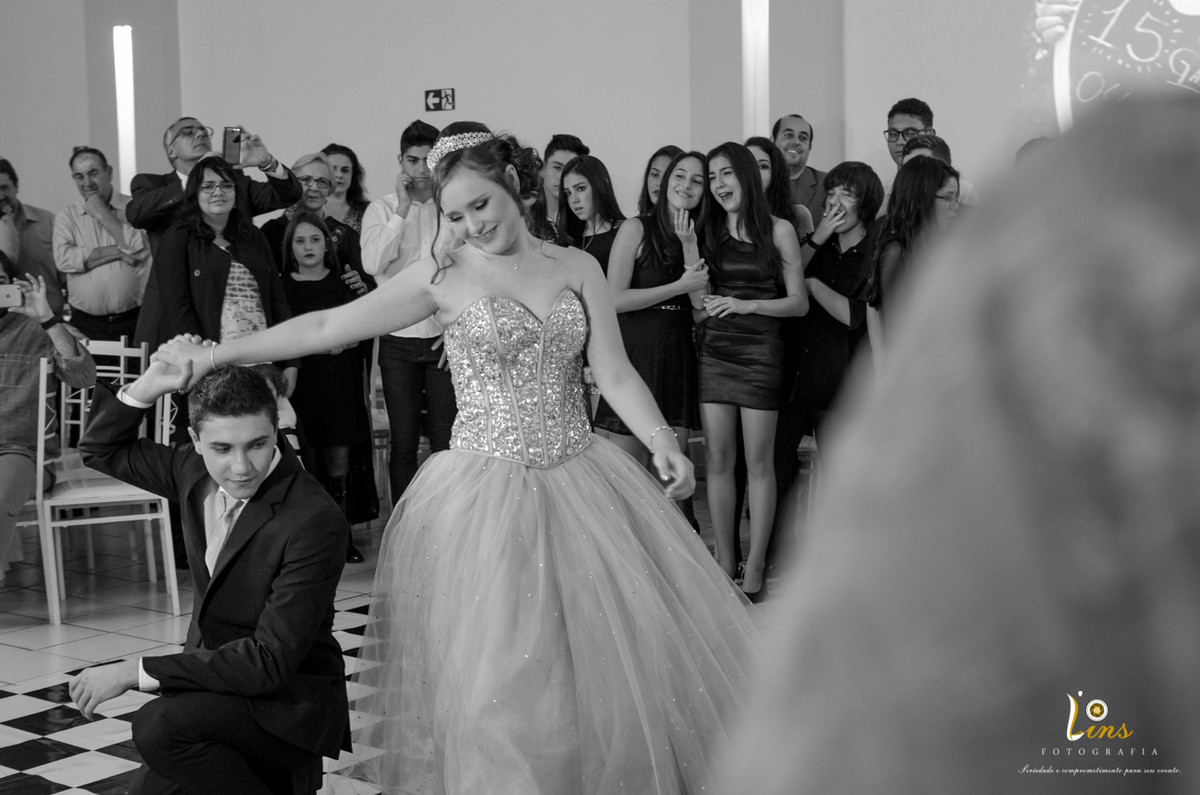 debutante com seu principe dançando