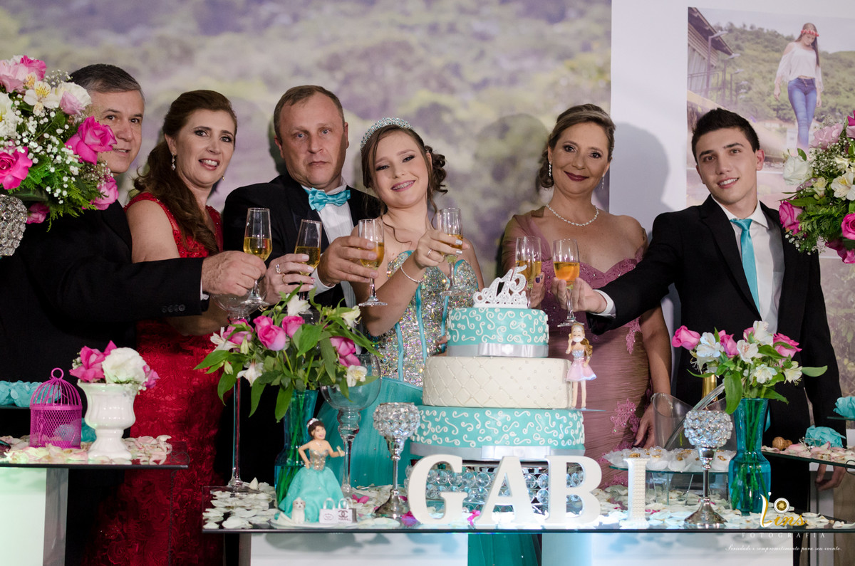 debutante e familia mesa do bolo