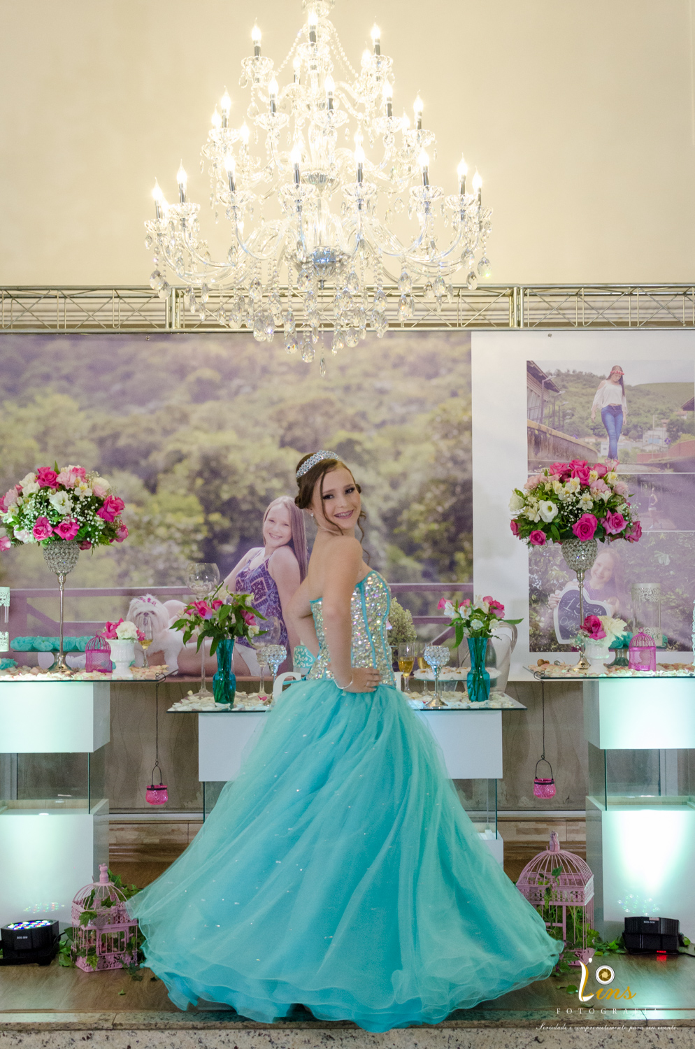 ensaio de debutante vestido azul com brilho longo