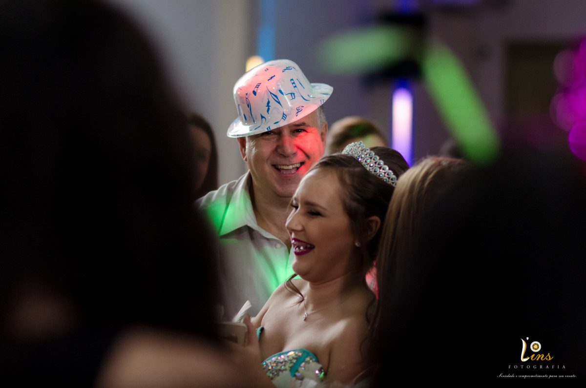 debutante na balada sorrindo