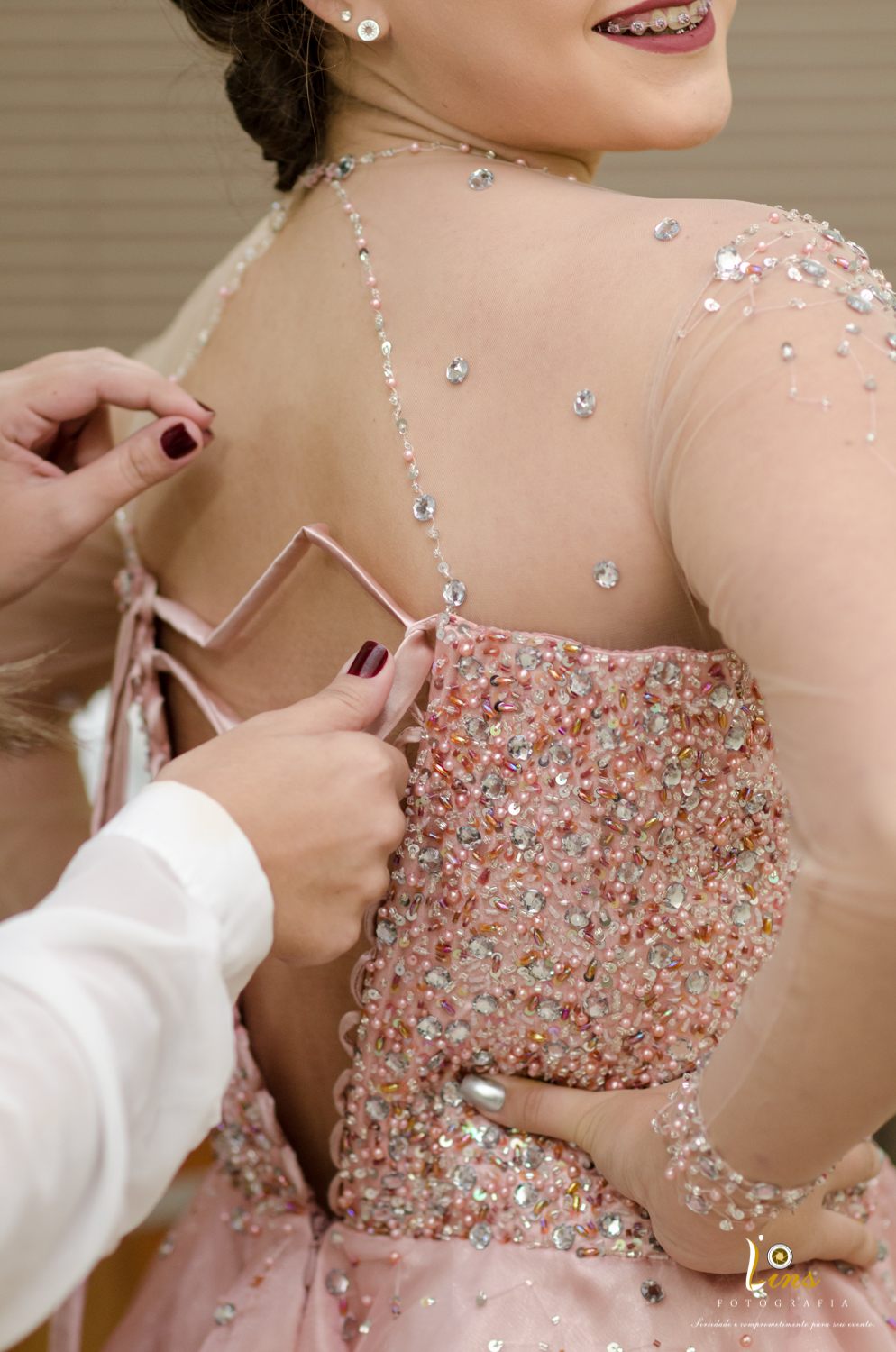 ajuste de vestido rosa com brilho curto