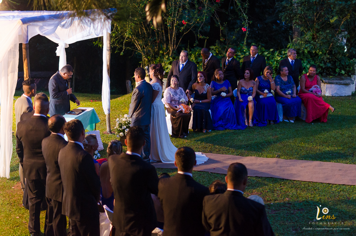 casal no altar ao lado dos seus padrinhos