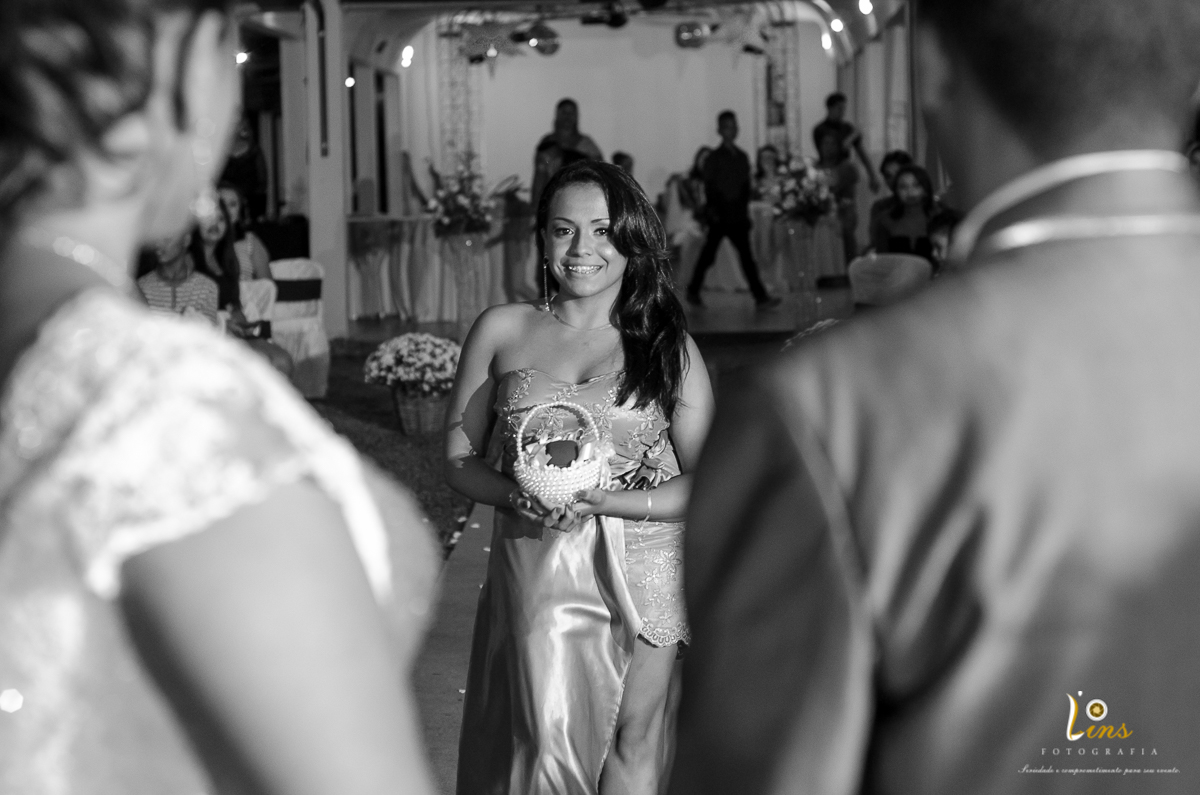 filha entrando com aliança