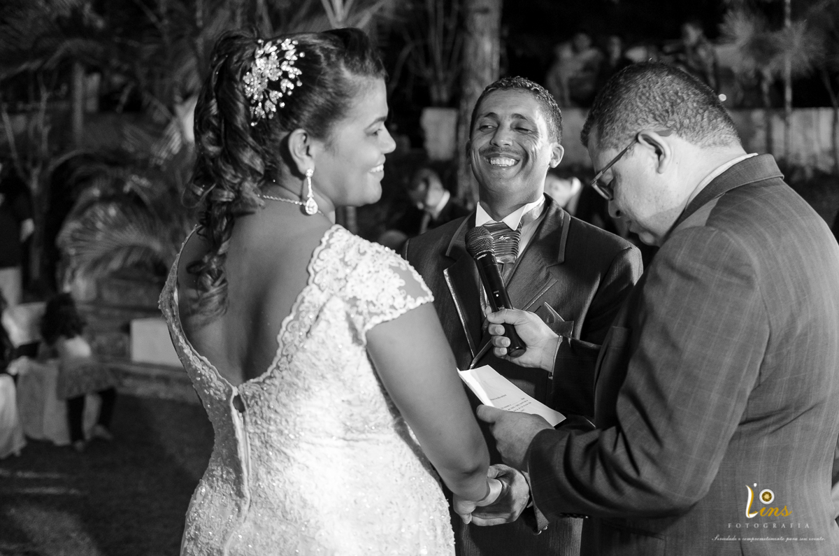 noivo sorrindo junto ao pastor