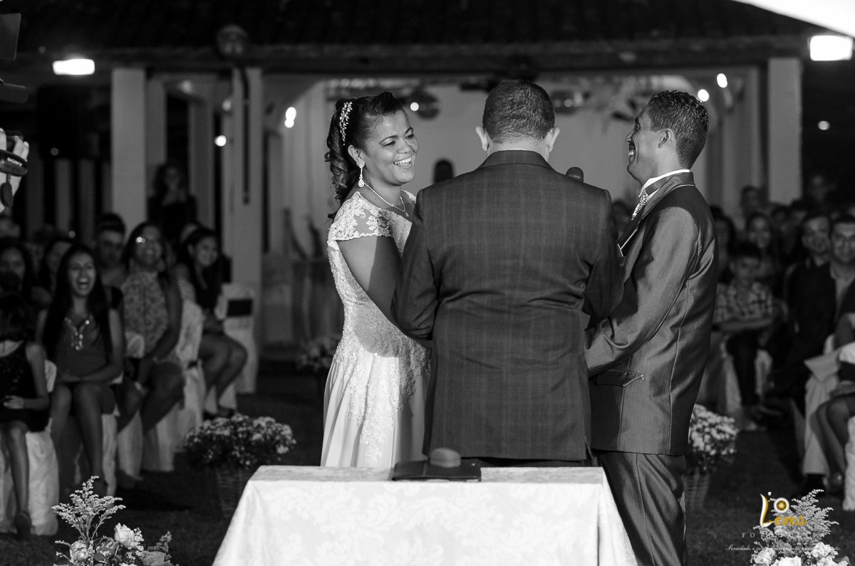 noiva sorrindo junto ao pastor