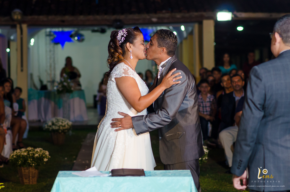 beijo do casal após cerimonia