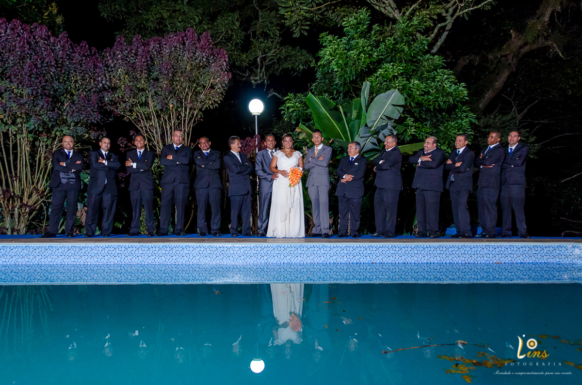 padrinhos posando para foto na piscina