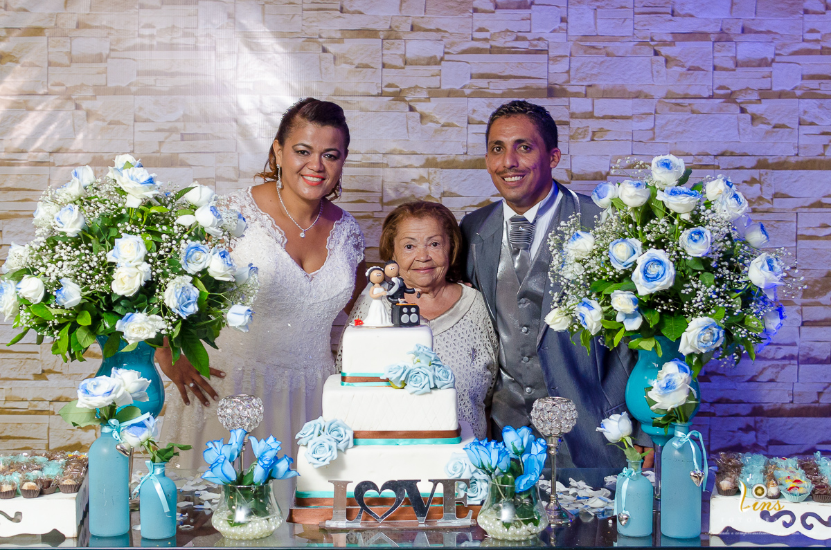 fotos do casal na mesa do bolo com avó