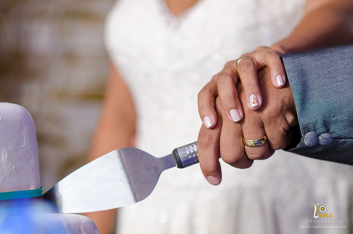 foto das alianças no corte do bolo