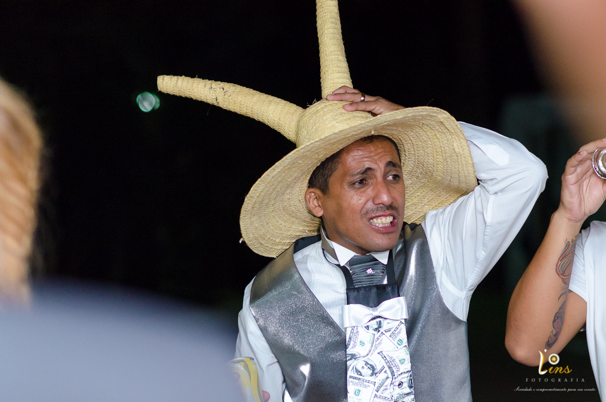 noivo com chapéu na festa