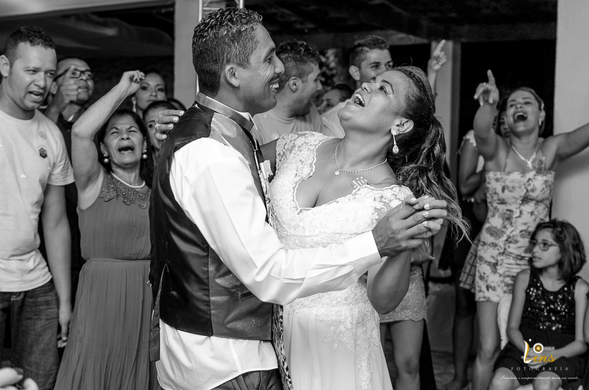 casal apaixonado dançando na festa