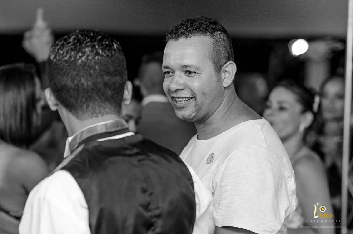 convidado se divertindo junto do noivo