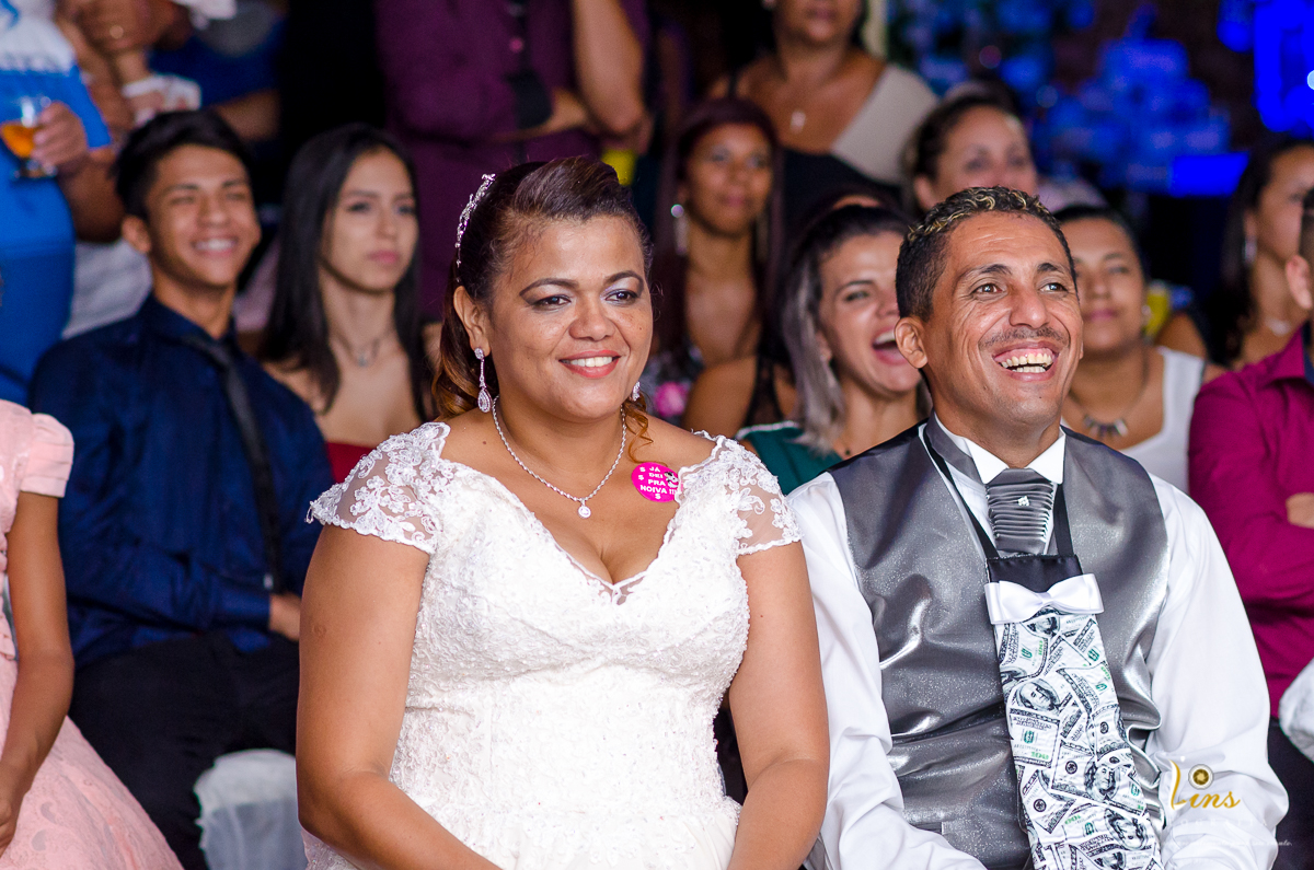 casal feliz com retrospectiva