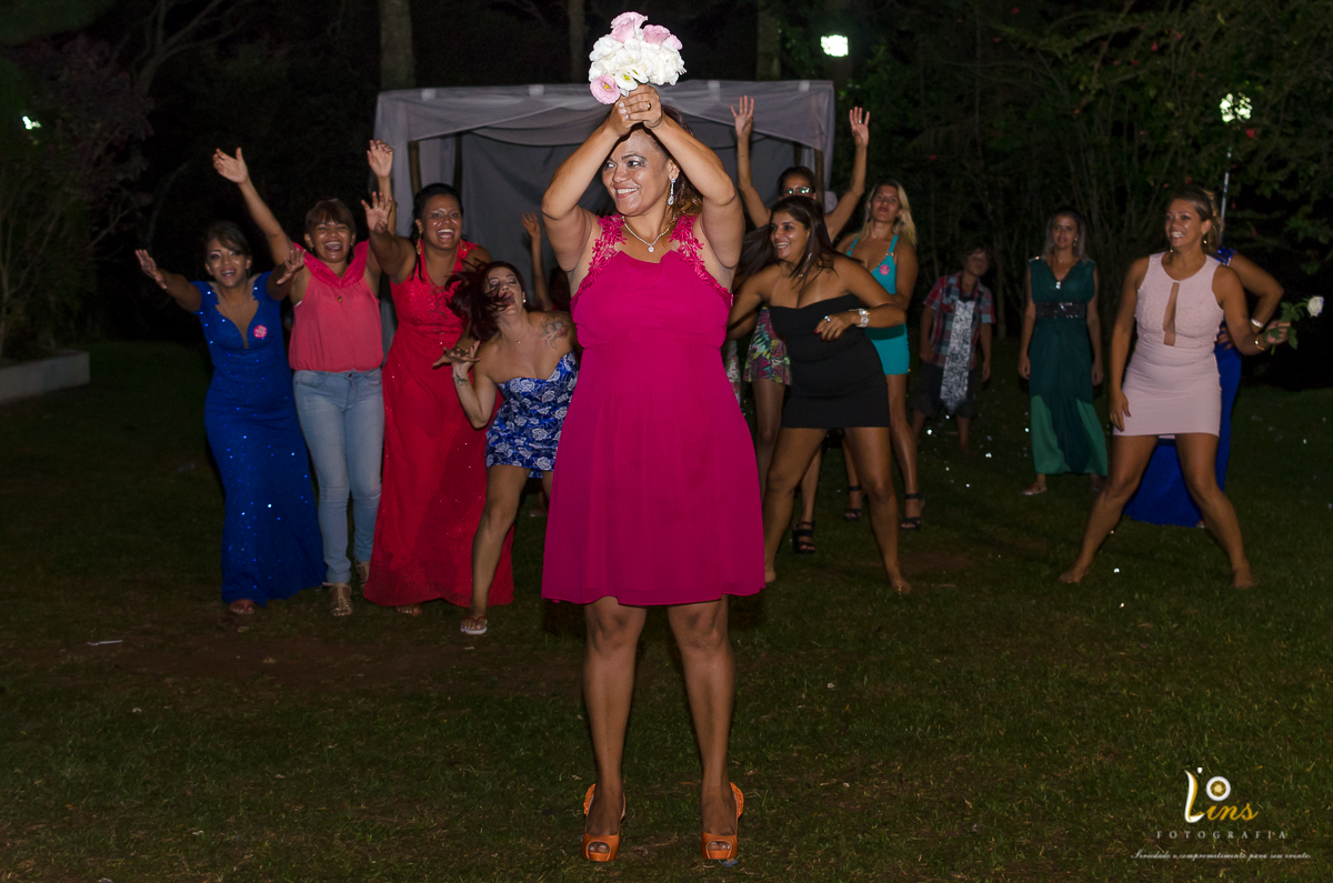 noiva preste a jogar o bouquet