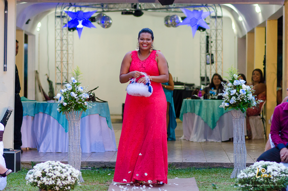 entrada da florista casamento no fim da tarde