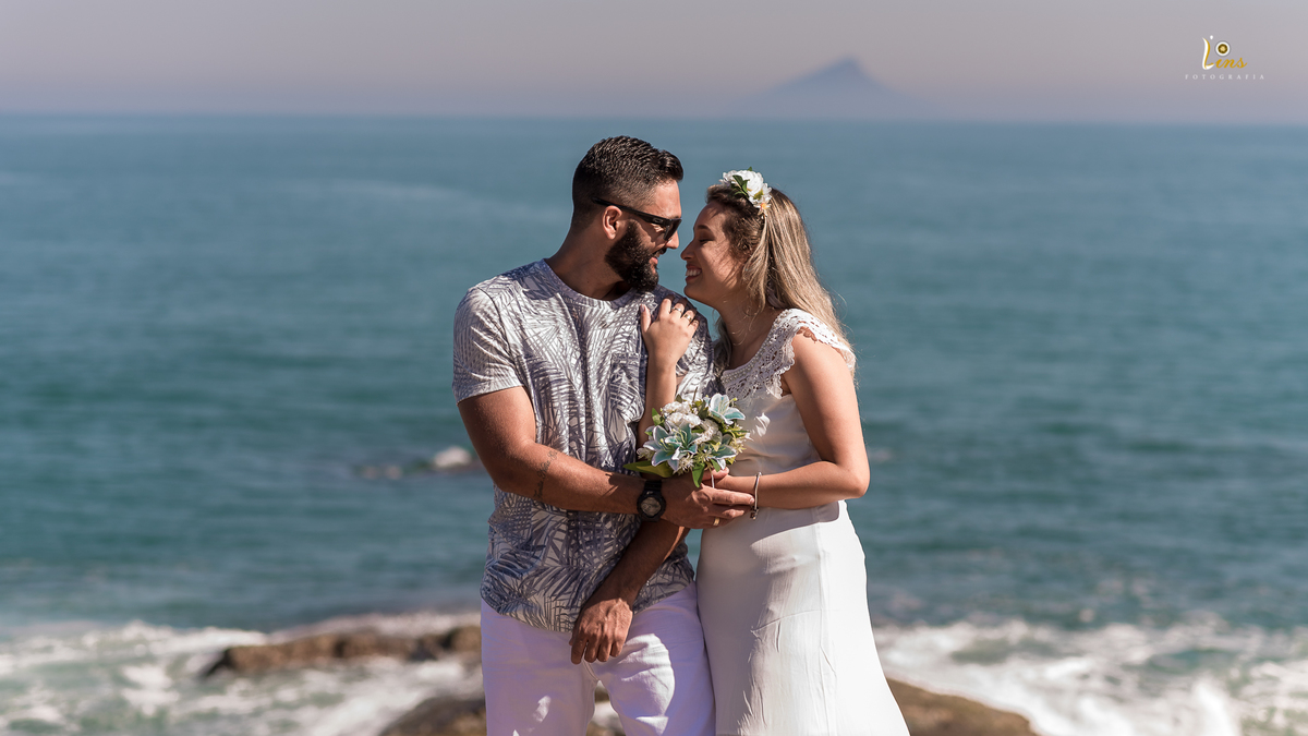 ensaio de casal na praia  litoral norte - Pré wedding na praia - fotos de casal no litoral - casal feliz na praia