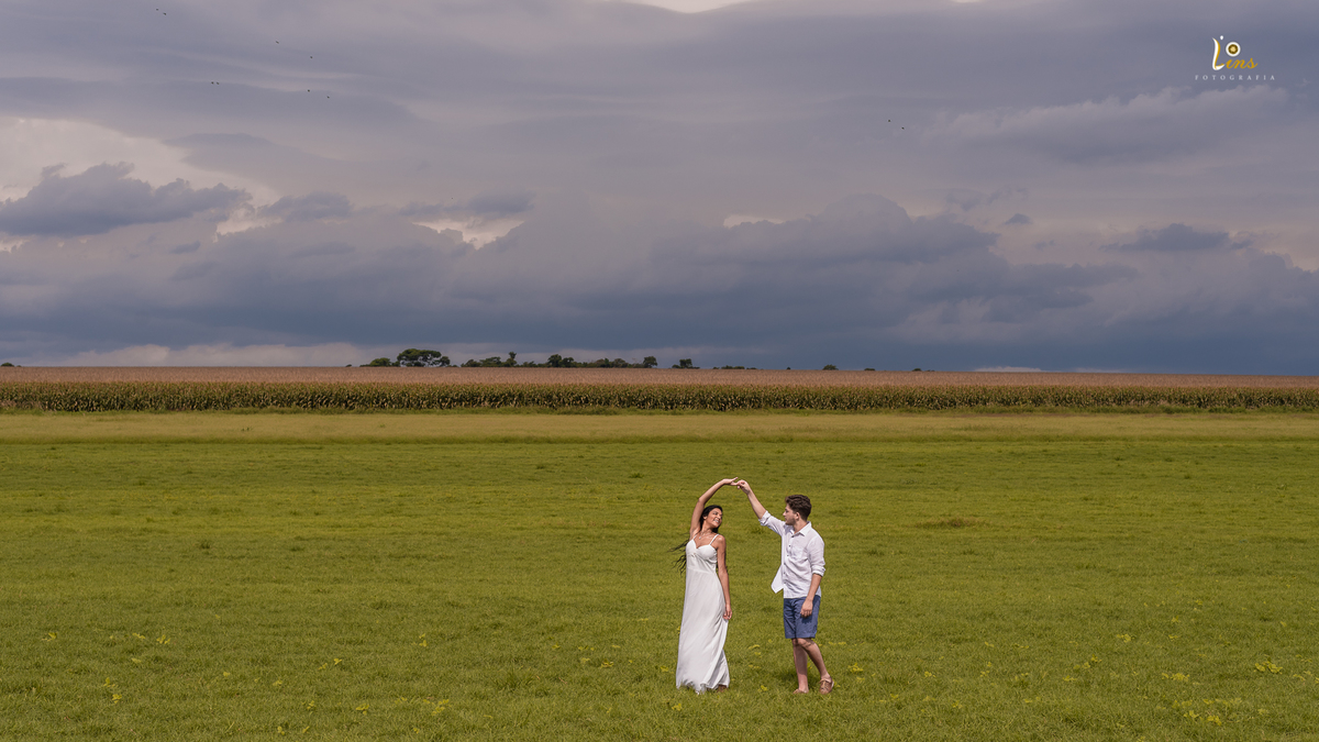 ensaio de casal em Holambra - pré wedding no campo -Holambra SP - Holambra cidade das flores - ensaio no por do sol Holambra SP  - Ensaio pré Wedding em Holambra