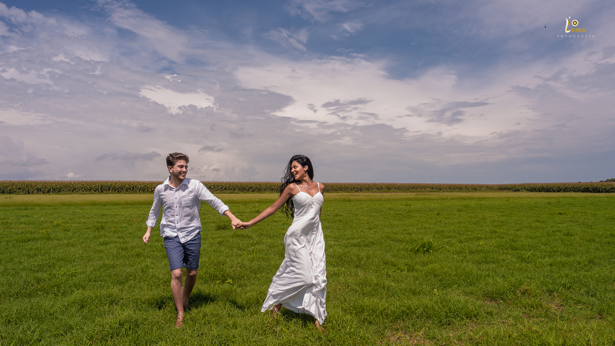 ensaio de casal em Holambra - pré wedding no campo -Holambra SP - Holambra cidade das flores - ensaio no por do sol Holambra SP  - Ensaio pré Wedding em Holambra