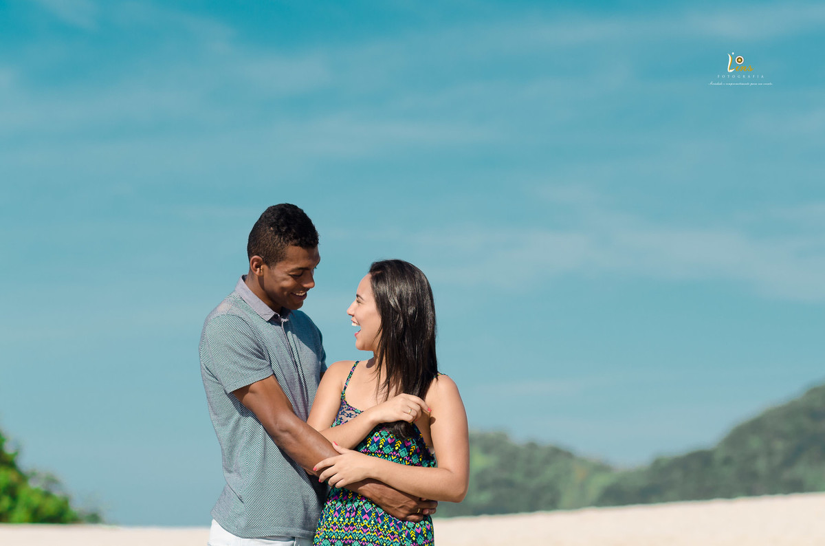 sorriso entre  casal no litoral norte