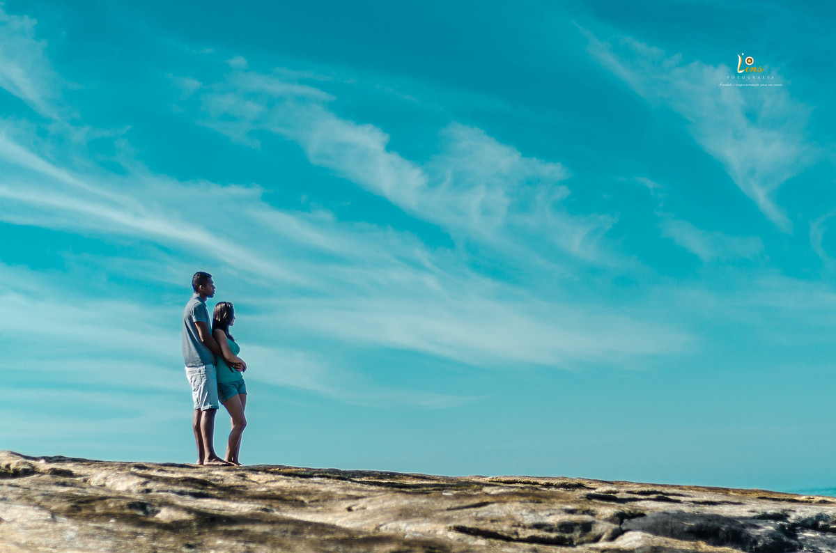 casal admirando o horizonte