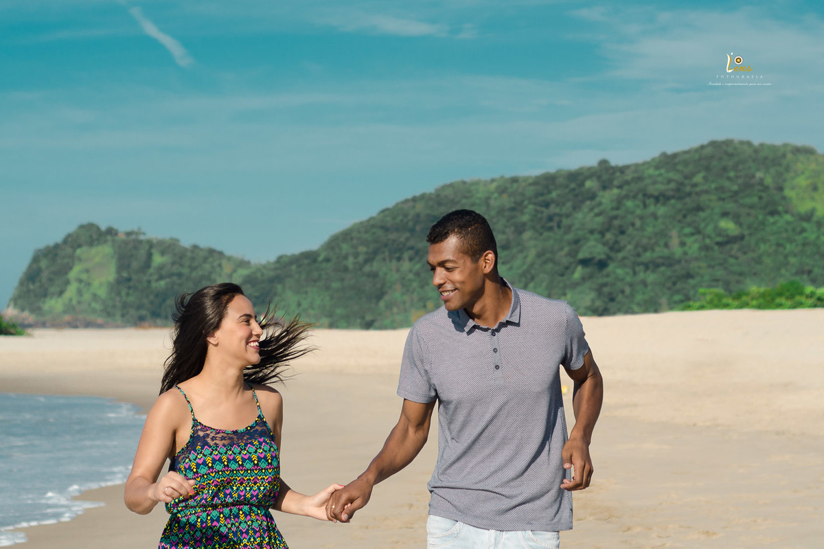casal correndo e sorrindo