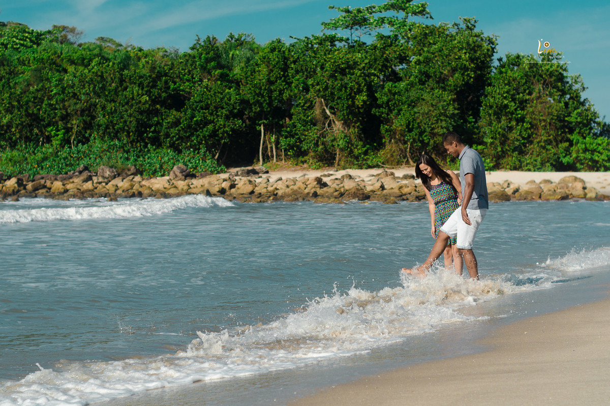 noivo brincando com água na praia
