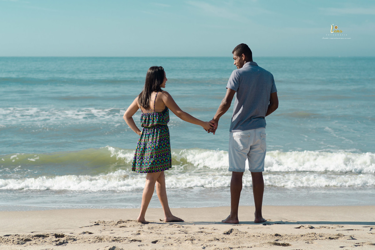 casal de frente para o mar