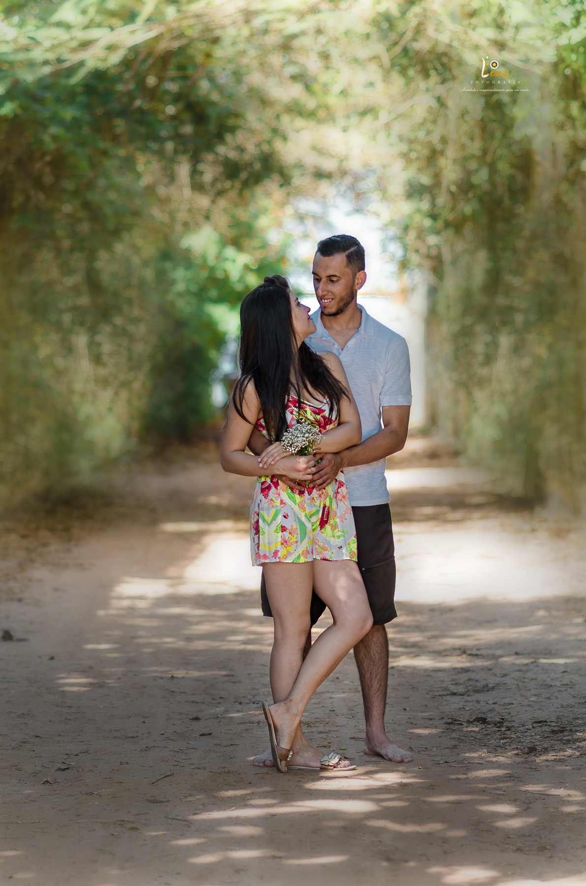 corredor de flores casal posando