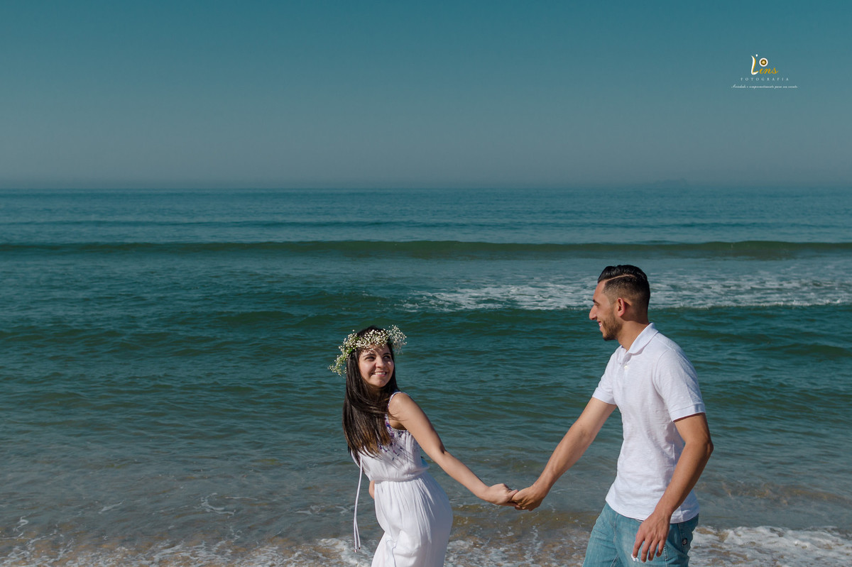 Casal correndo na praia