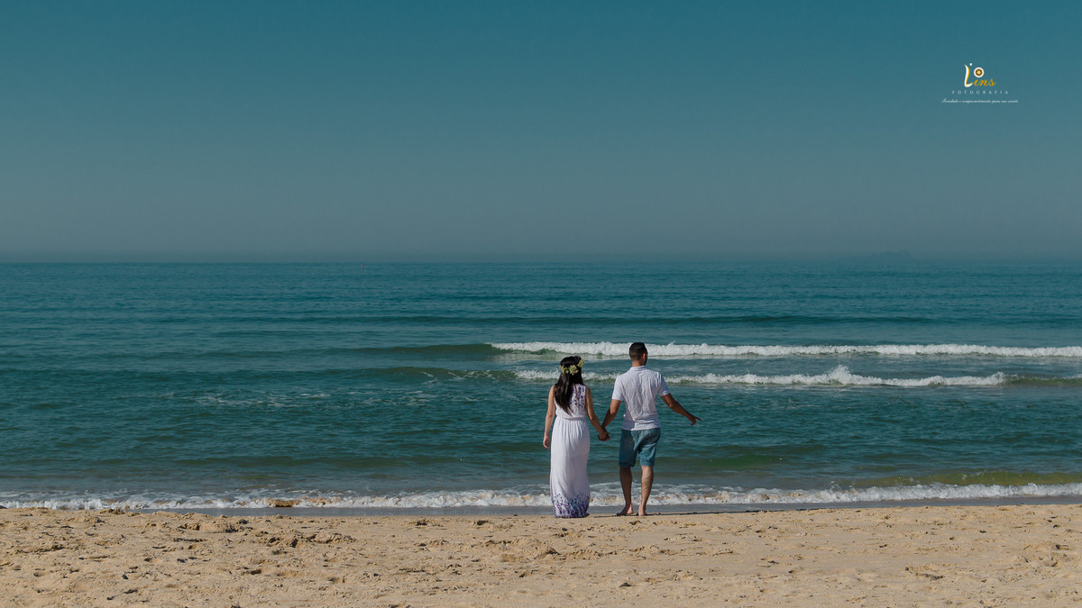 casal admirando a praia