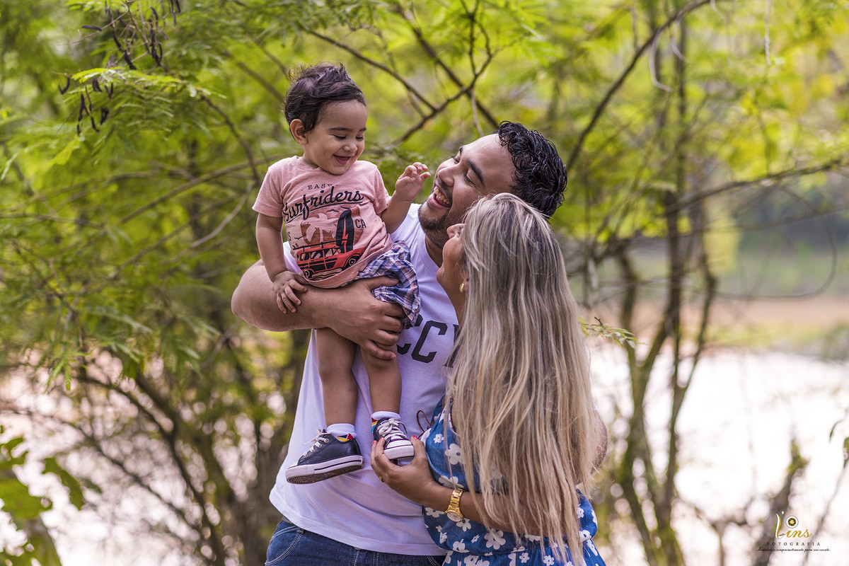 sorriso do pai e do filho junto com a mãe