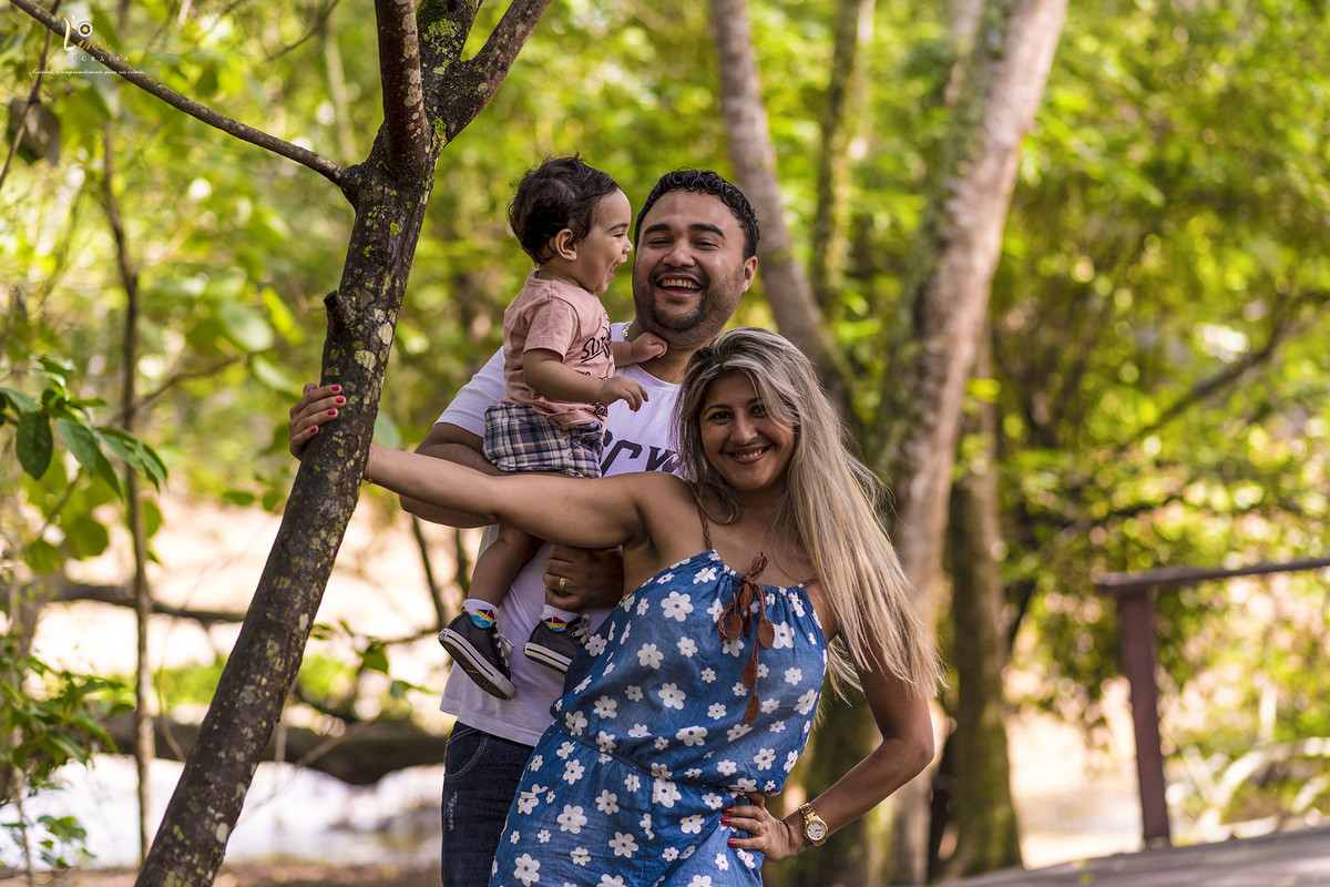 casal sorrindo e filho se divertindo