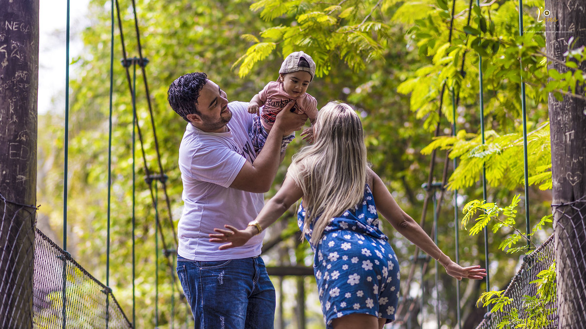 pai brincando com filho de avião