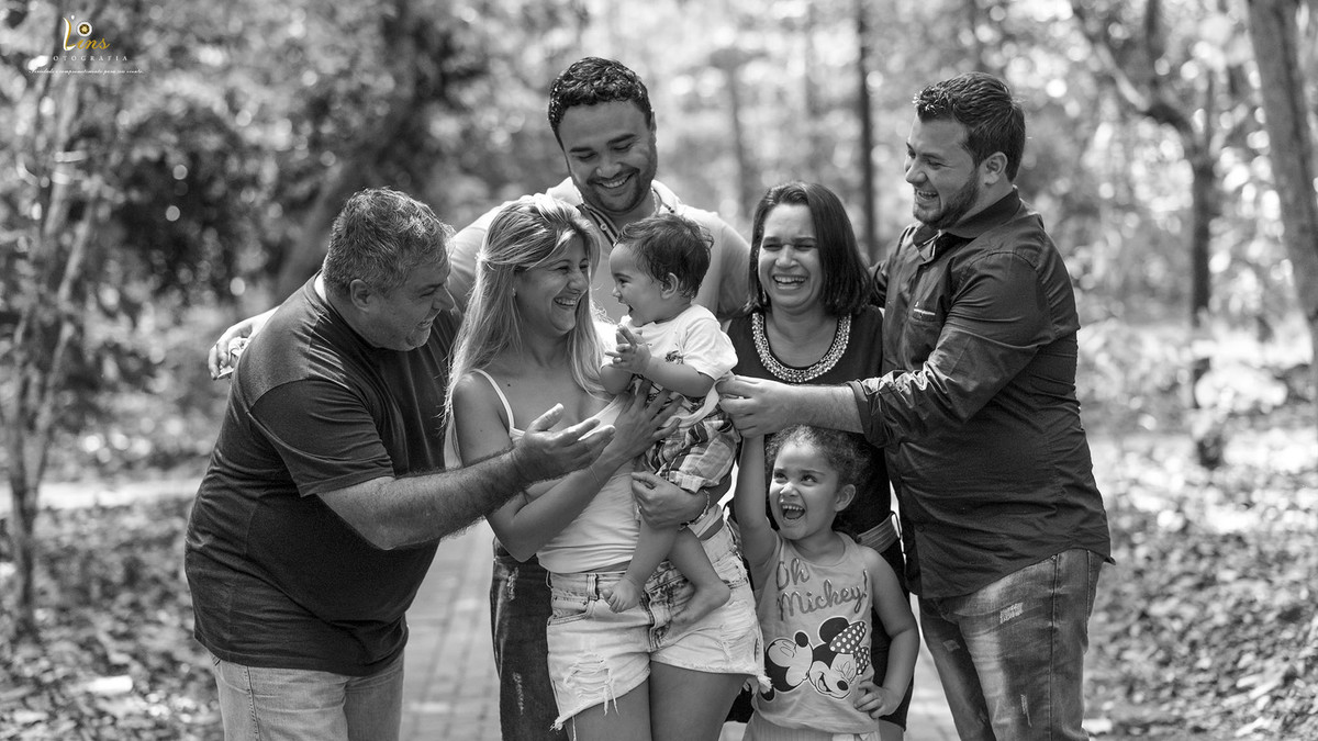 família toda sorrindo e se divertindo no ensaio