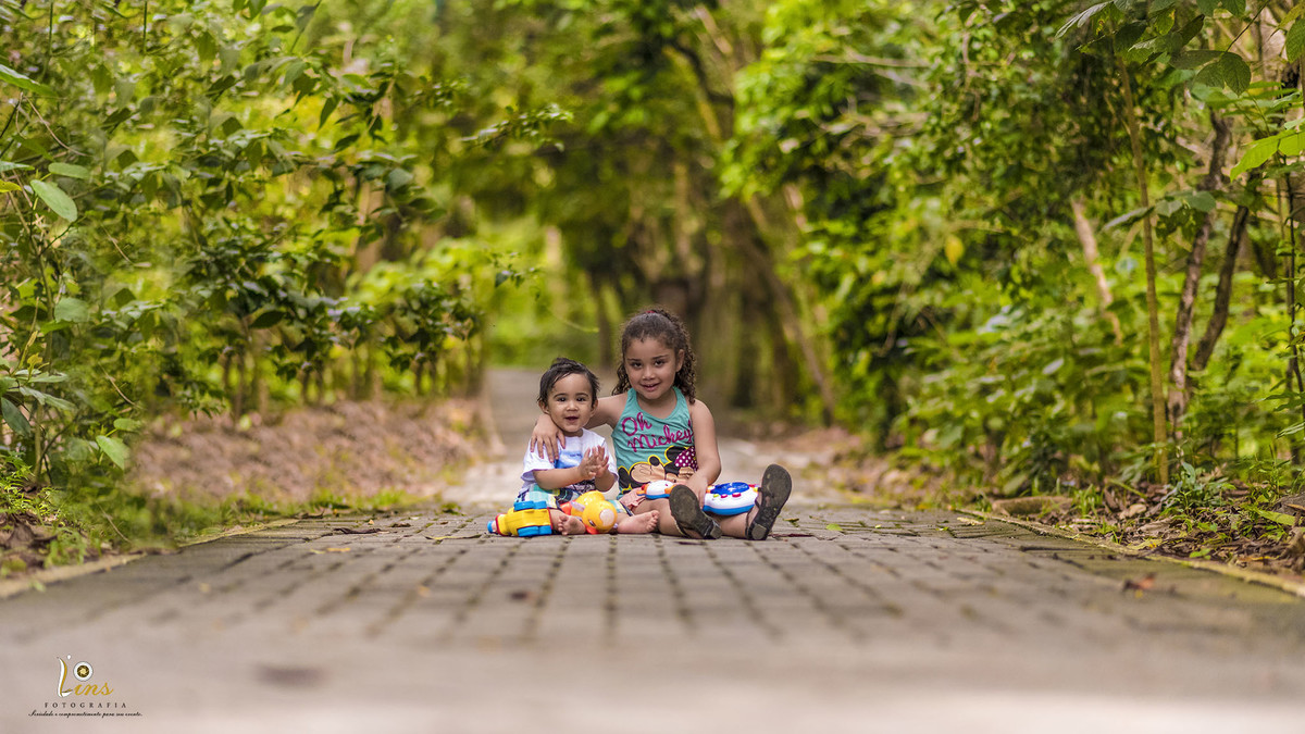 prima e primo abraçados