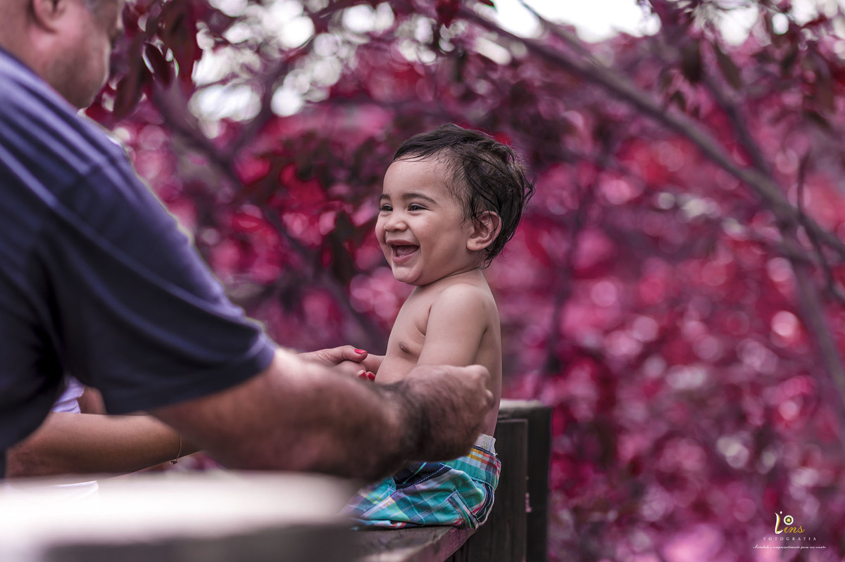 sorriso do garoto com folhas vermelhas