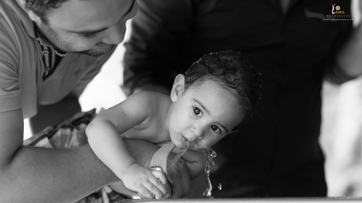 garoto bebendo aguá e com muito calor