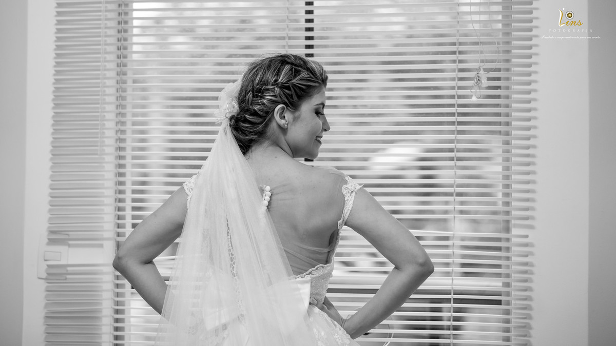 noiva posando para foto em making of