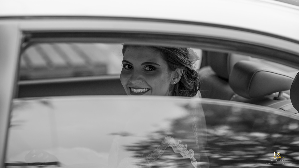 noiva dentro do carro indo para cerimonia