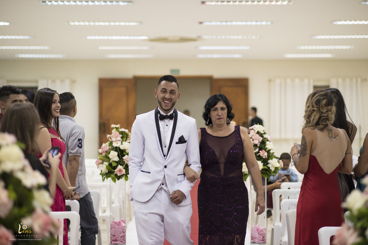 entrada do noivo sorrindo