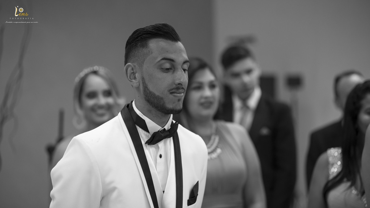 noivo aguardando entrada emocionado