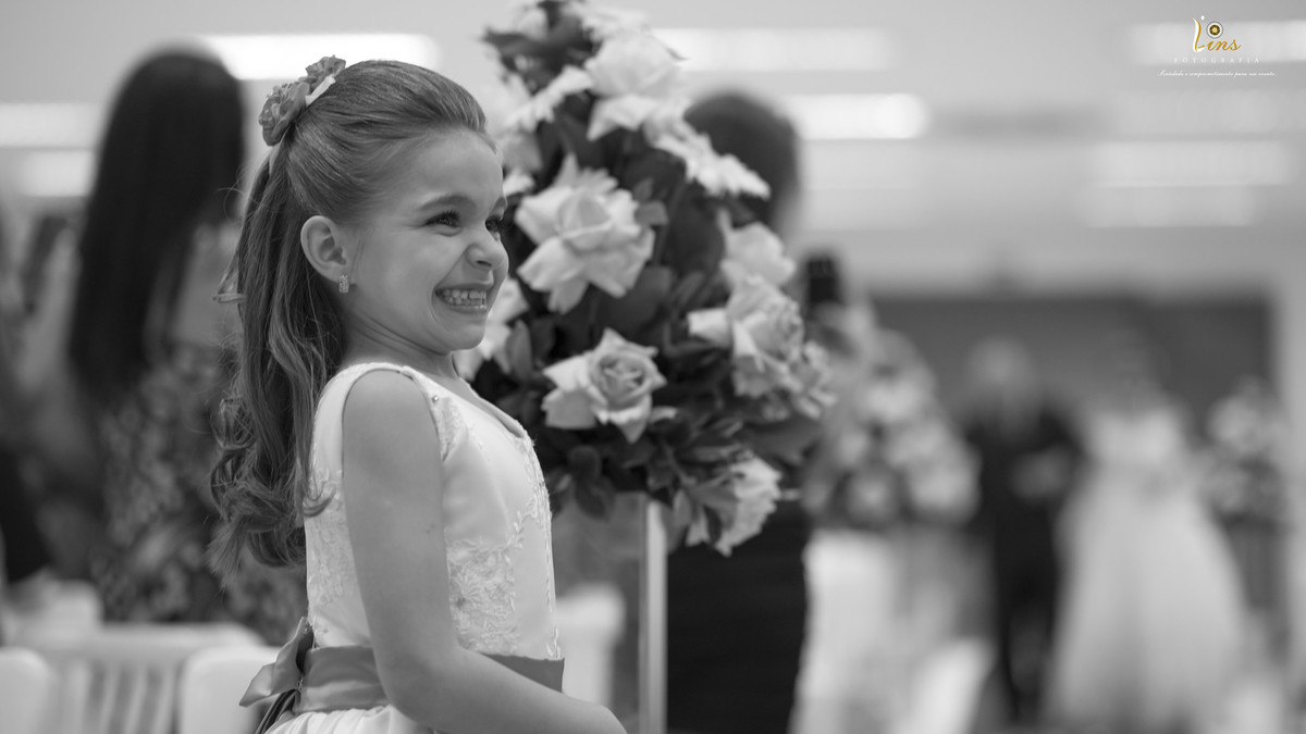 daminha sorrindo ao ver noiva entrar