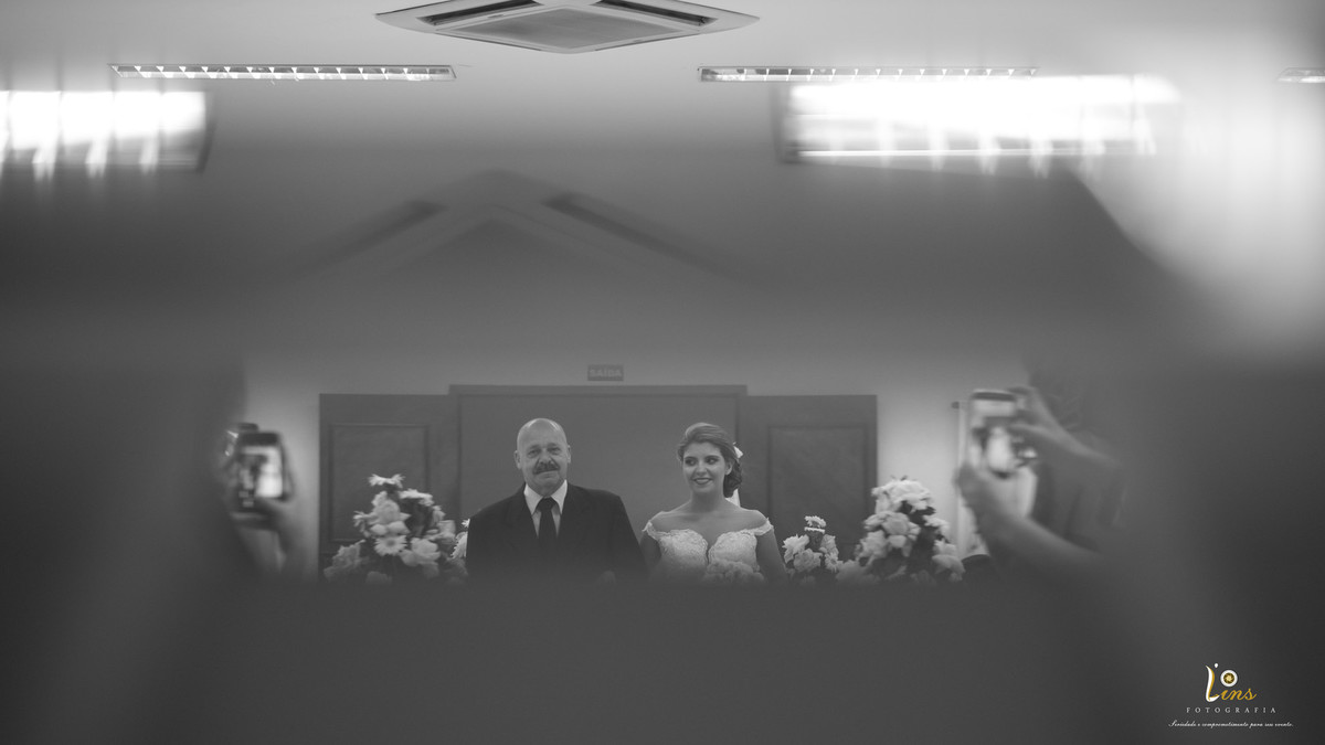 noiva sorrindo em sua entrada