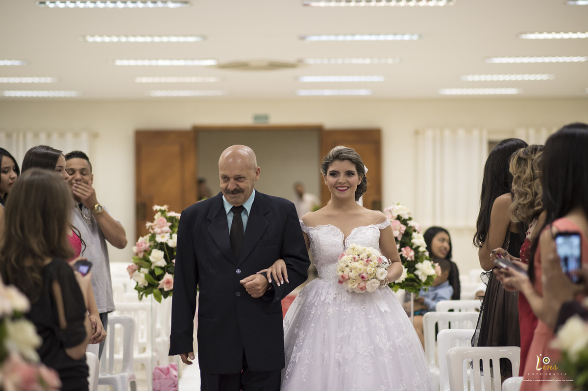 pai da noiva feliz na entrada dela