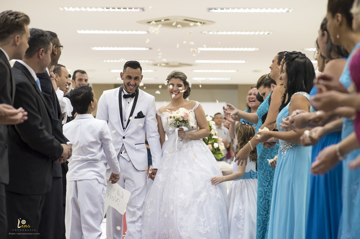 saída do casal com petalas de rosa