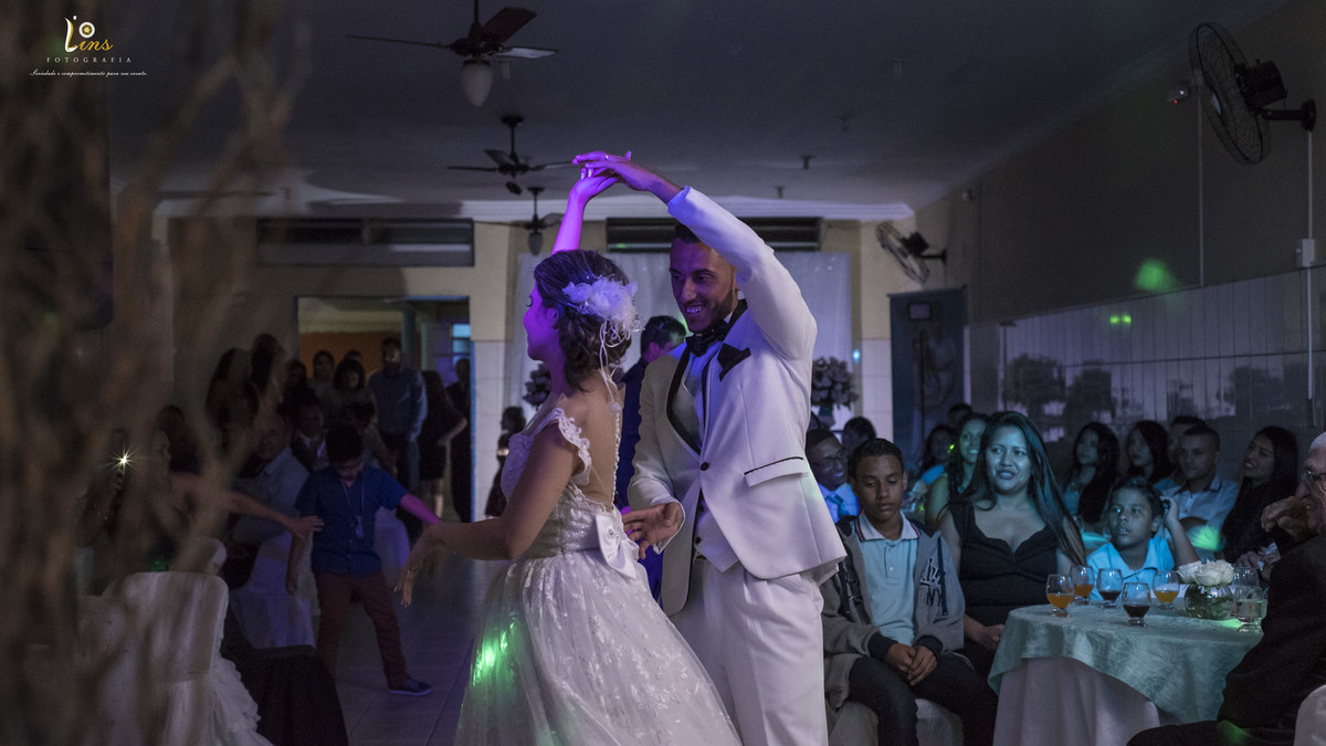 casal dançando na festa