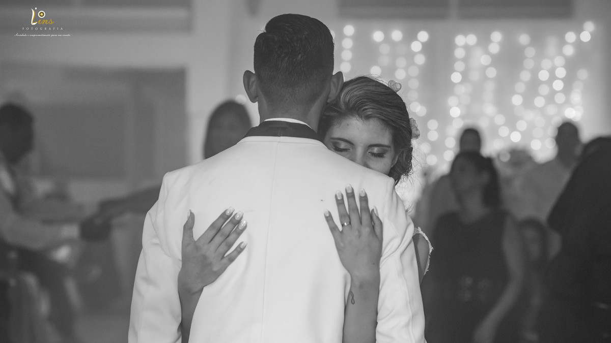 noiva abraçando noivo na pista de dança