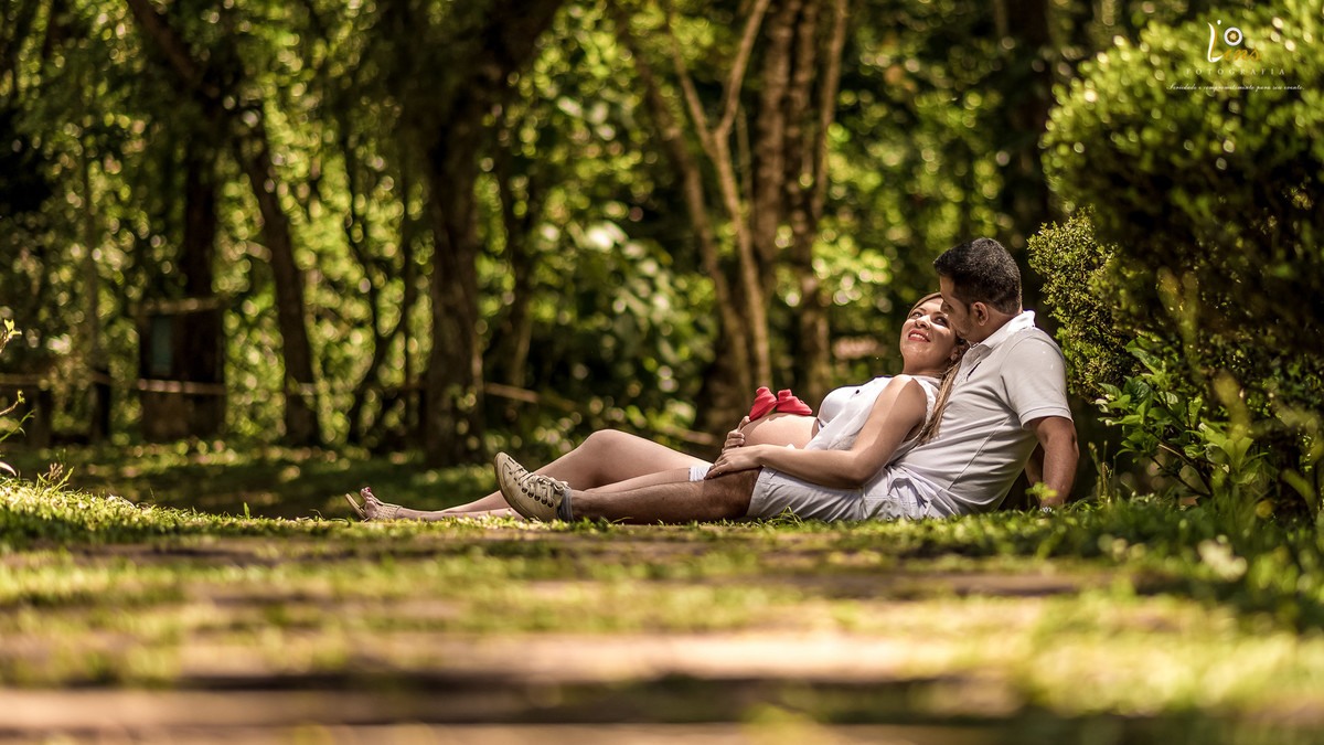 gestante deitada com sapatinho na barriga